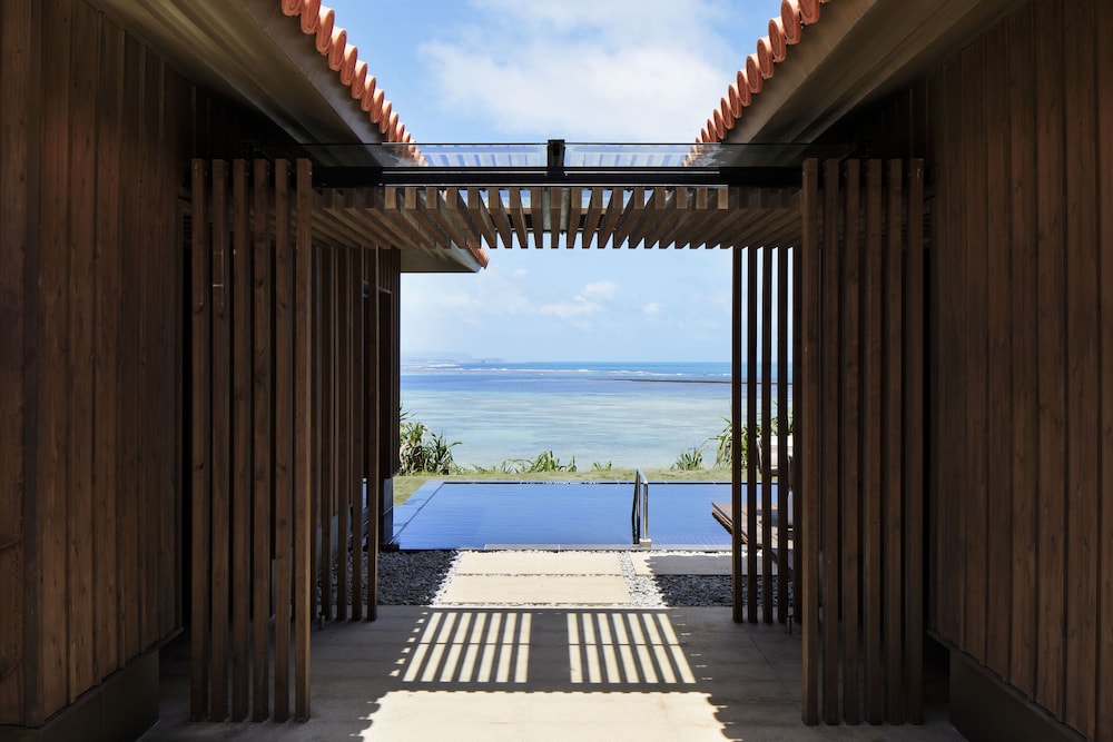 プール付 ヴィラスイート(ダブル) | ザ・ひらまつ ホテルズ & リゾーツ 宜野座