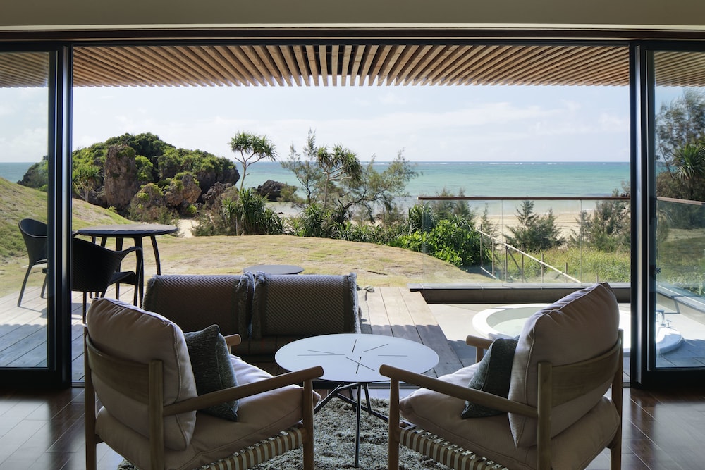 ヴィラスイート1F(ツイン) 客室2 | ザ・ひらまつ ホテルズ & リゾーツ 宜野座