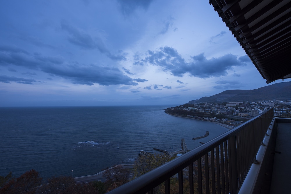 新館 特別和洋室 ビーチ / オーシャン ビュー1 | 料亭湯宿 銀鱗荘