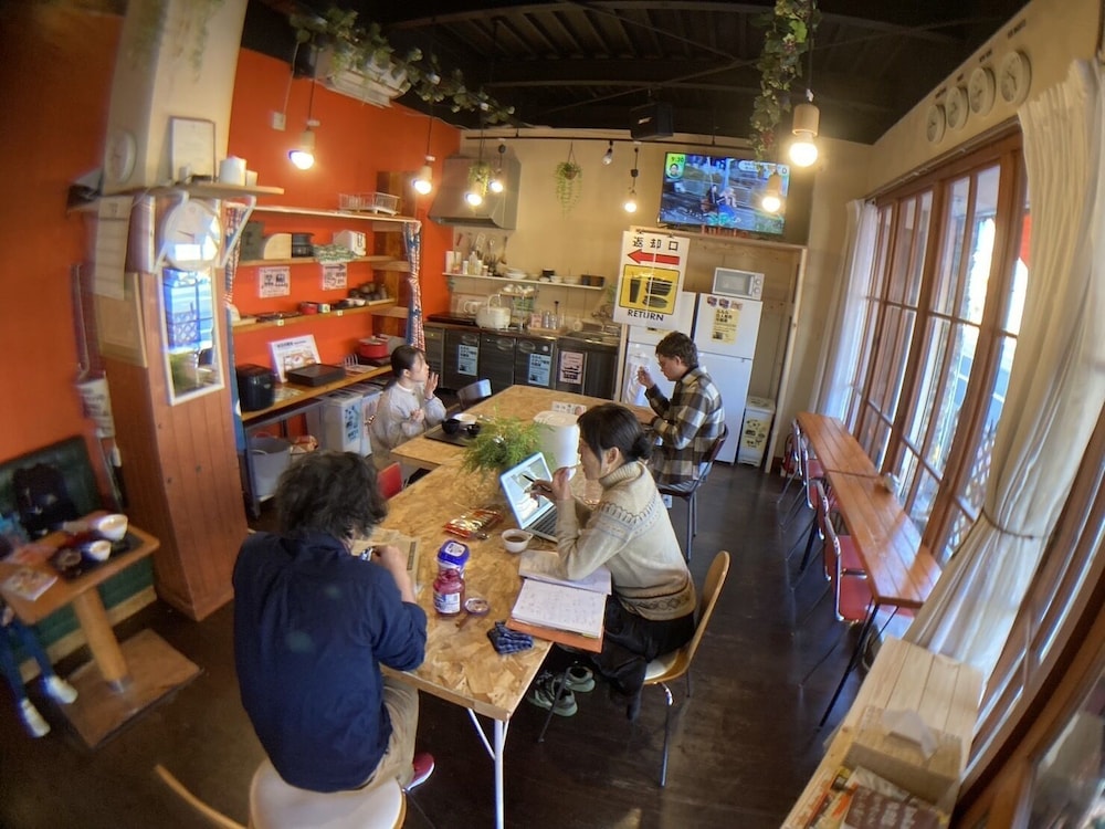 ツインルーム 無料朝食 全室個室 禁煙 リビング エリア1 | ゲストハウス ルルル