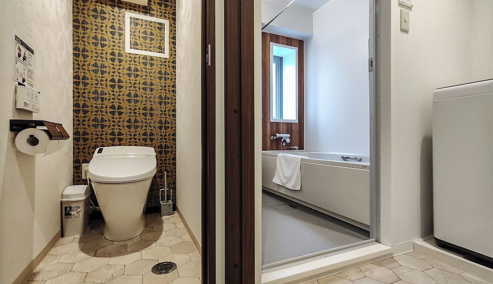 和風ダブルルーム バスルーム1 | レジャリーホーム 難波