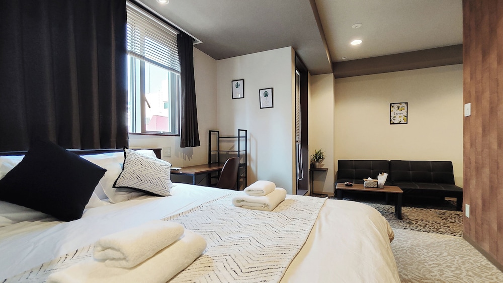 ダブルルーム 客室2 | レジャリーホーム 難波