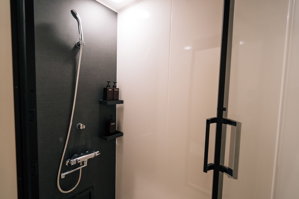 スタンダード ダブルルーム ダブルベッド 2 台 禁煙 バスルームのシャワー0 | mizuka Daimyo 3 ‐unmanned hotel‐