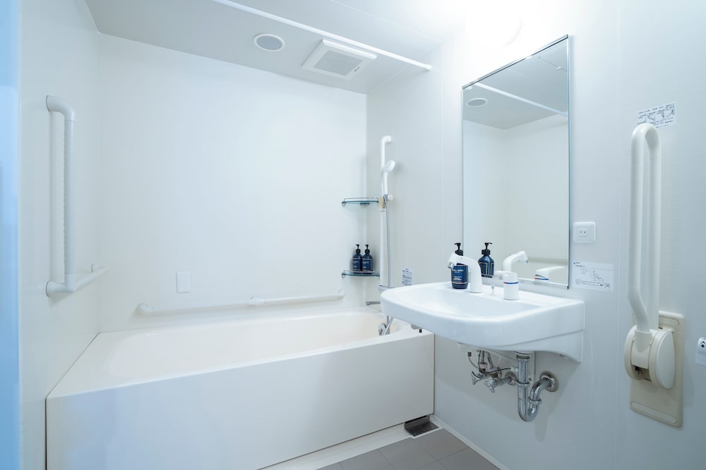 スタンダード ルーム シングルベッド 2 台 バリアフリー バスルーム1 | ガーナーホテル京都四条烏丸 by IHG