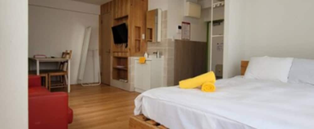 4 人部屋 禁煙 (601or with view or the Top floor) 客室3 | Rhodes Kagurazaka Hotel