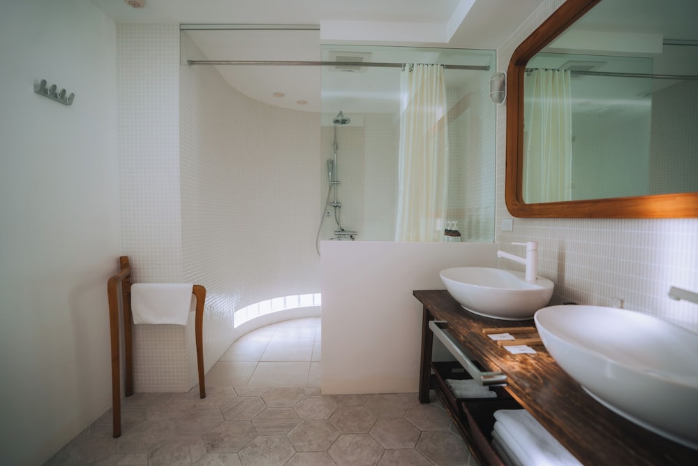 エグゼクティブ コンドミニアム 3 ベッドルーム 禁煙 バスルームのシャワー0 | ブルー ステーキ ワンダー ナガハマ