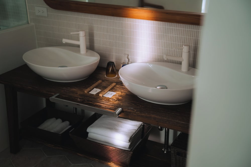 エグゼクティブ コンドミニアム 3 ベッドルーム 禁煙 バスルームのシンク0 | ブルー ステーキ ワンダー ナガハマ