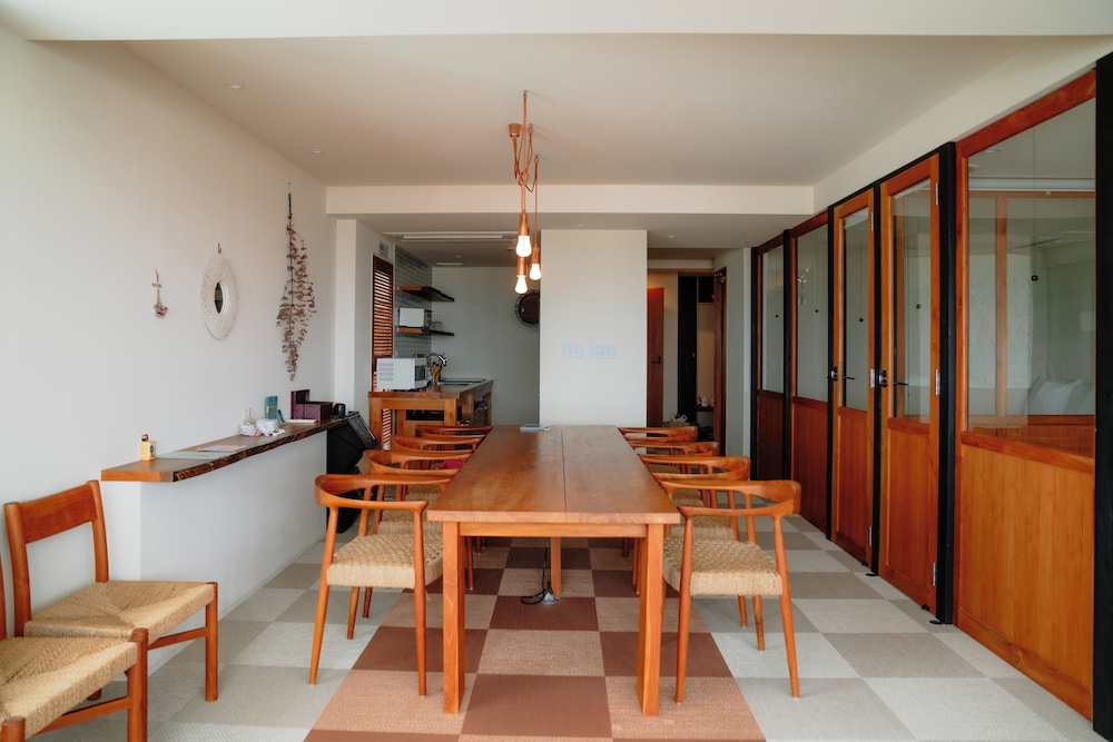 エグゼクティブ コンドミニアム 3 ベッドルーム 禁煙 客室内のダイニングエリア0 | ブルー ステーキ ワンダー ナガハマ