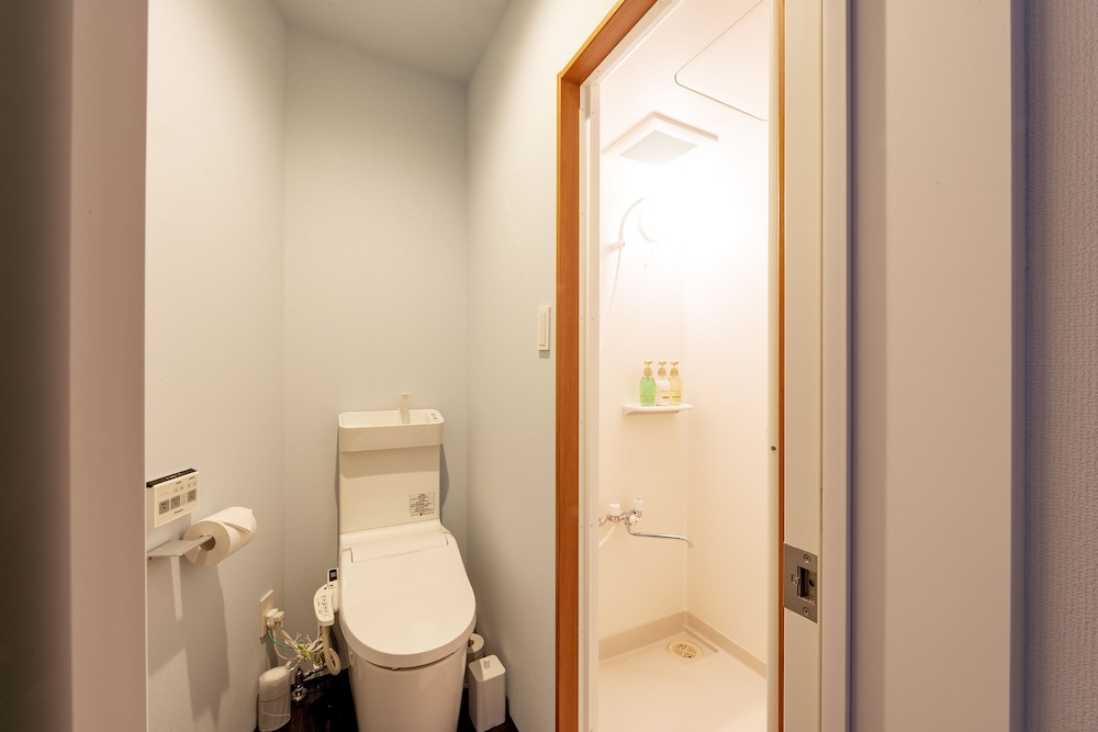 デラックス ダブルルーム 専用バスルーム バスルーム0 | plat hostel keikyu asakusa karin