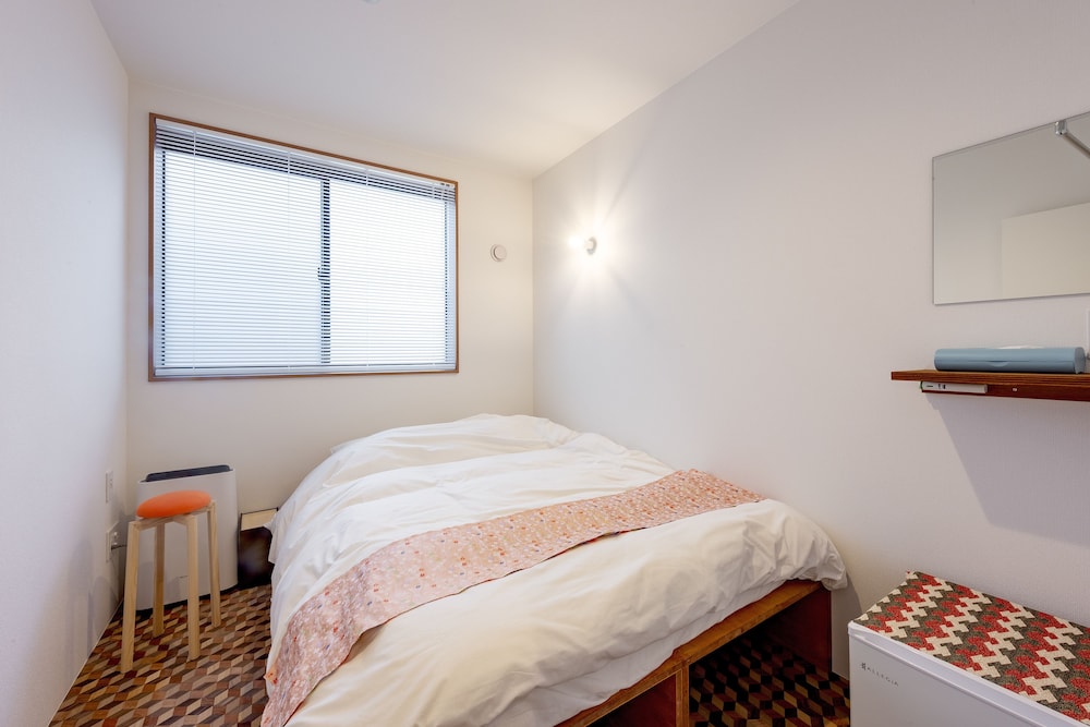 スモール ダブルルーム 共用バスルーム 客室3 | plat hostel keikyu asakusa karin
