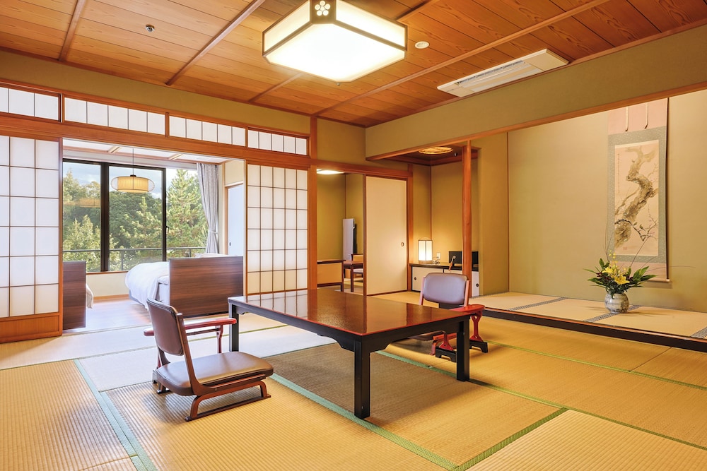 別邸 [奏] 2階デラックス和洋室 禁煙 客室1 | 山代温泉みやびの宿 加賀百万石