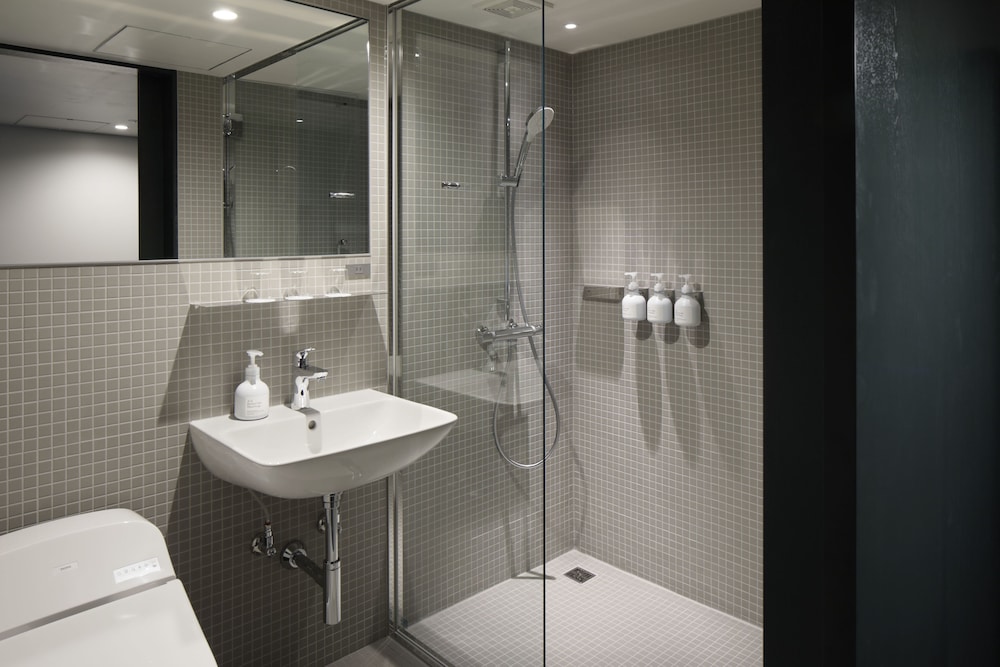 スタンダード トリプルルーム ベッド (複数台) 禁煙 シティビュー バスルームの設備0 | DDD HOTEL