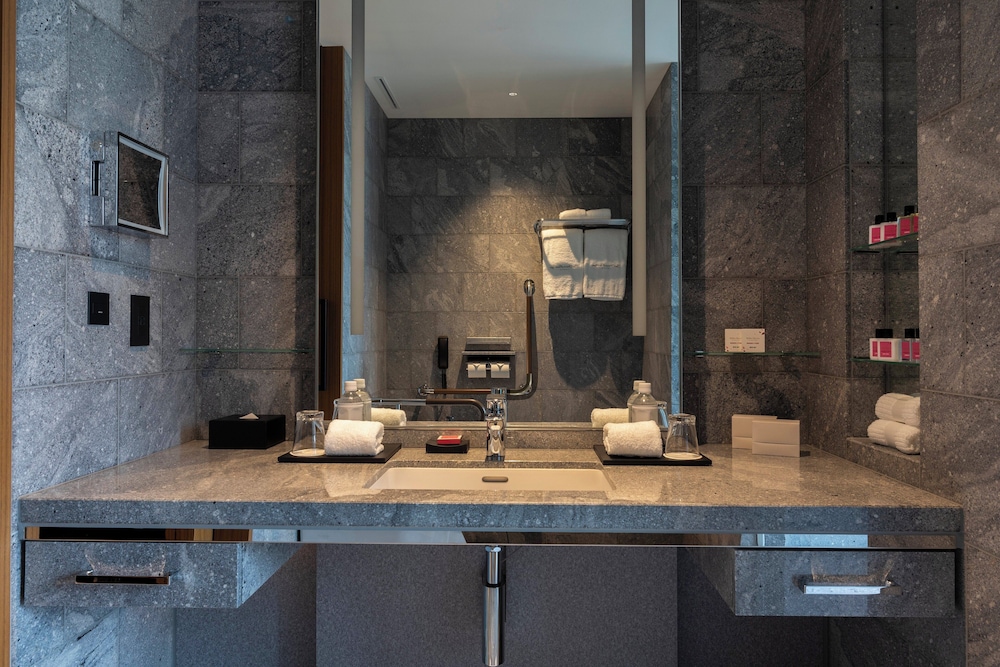 プレステージ アクセシブル ツイン 48平米 バリアフリー バスルーム1 | The Okura Tokyo (オークラ東京)