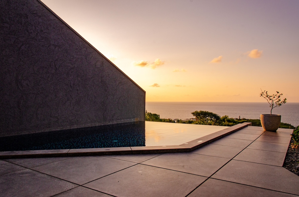 トケイ バルコニー2 | ハナリ・ヴィラ・コウリ