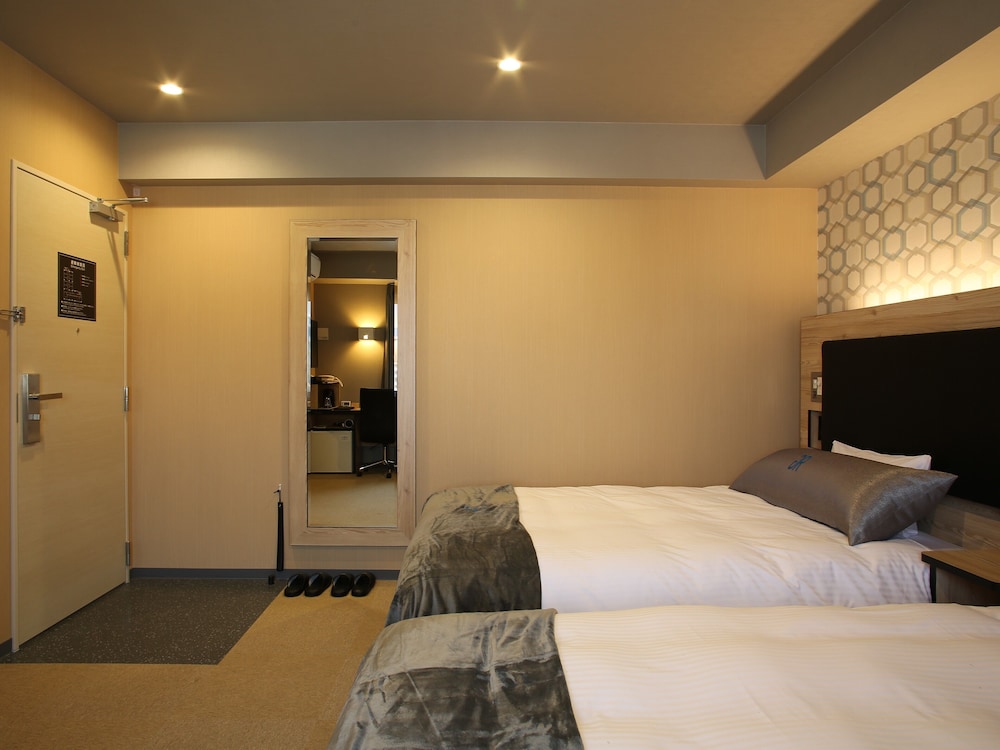 ツインルーム ダブルベッド 2 台 禁煙 客室6 | グリーンリッチホテル&カプセル那覇 人工温泉・二股湯の華