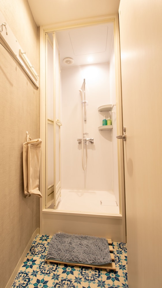 ツインルーム バスルームのシャワー1 | トリップ & スリープホステル大須