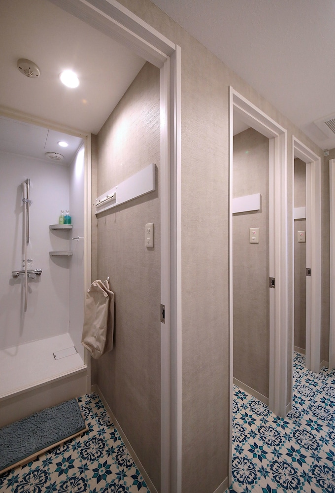 ツインルーム バスルームのシャワー0 | トリップ & スリープホステル大須