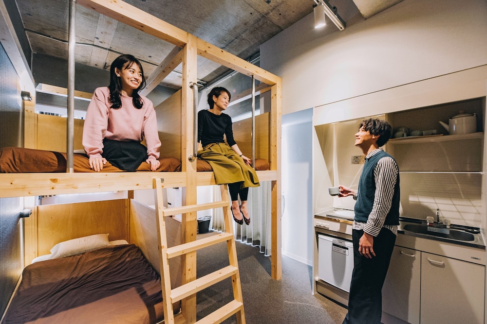 個室 (4名定員 専用バスルーム＆トイレ, ミニキッチン付き) 客室2 | GRAND HOSTEL LDK 大阪心斎橋 - ホステル