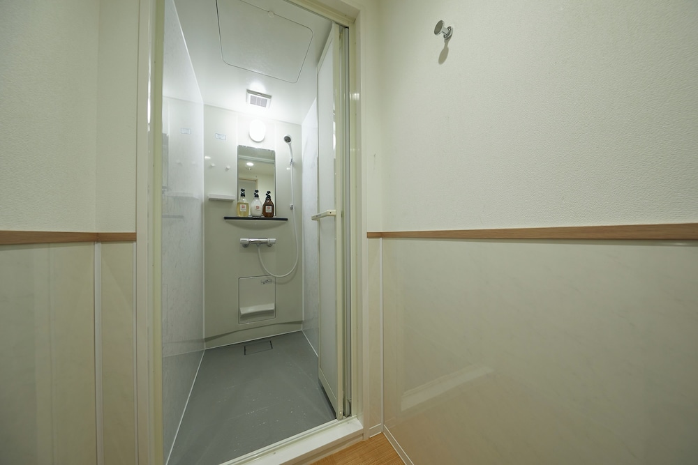個室 (4名定員 共用バスルーム＆トイレ) バスルームのシャワー0 | GRAND HOSTEL LDK 大阪心斎橋 - ホステル