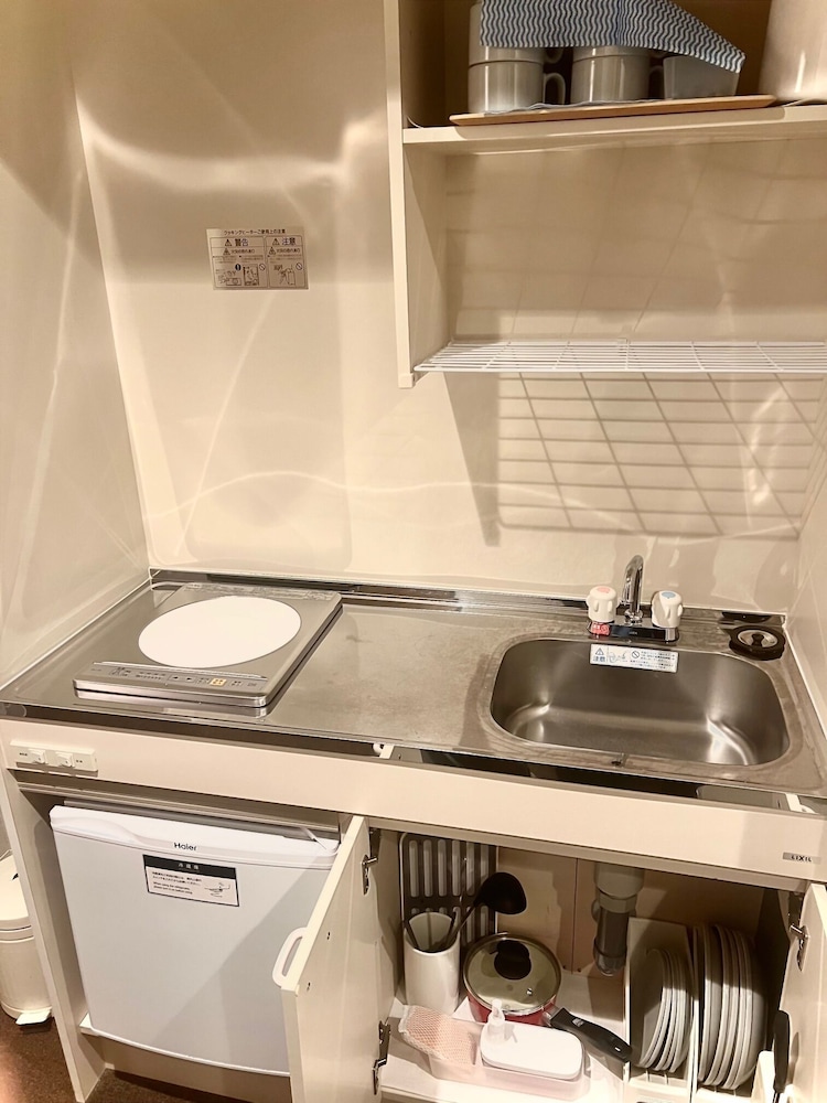 個室 (4名定員 専用バスルーム＆トイレ, ミニキッチン付き) 専用簡易キッチン0 | GRAND HOSTEL LDK 大阪心斎橋 - ホステル