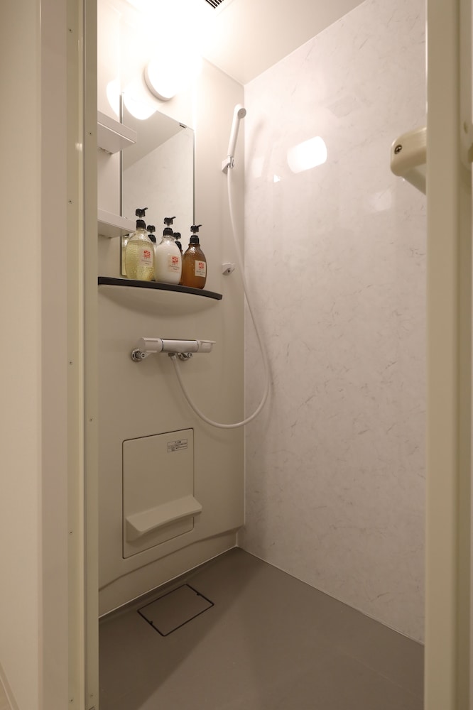 ツインルーム(専用バスルーム＆トイレ） バスルームのシャワー0 | GRAND HOSTEL LDK 大阪心斎橋 - ホステル