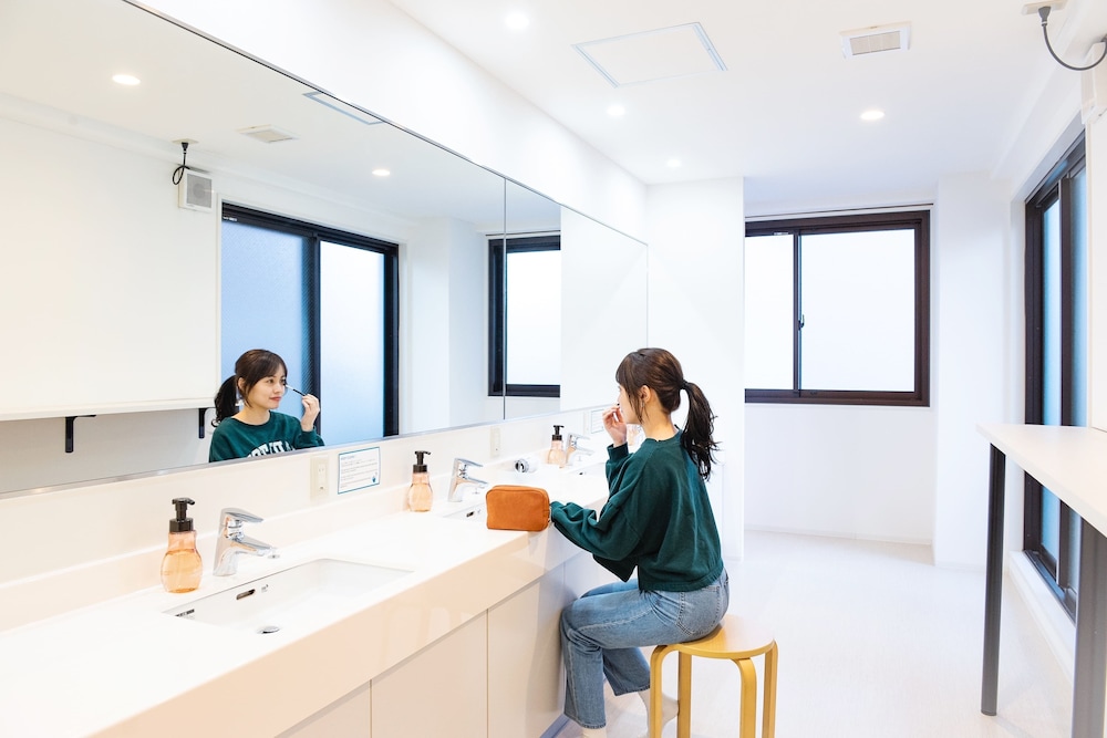 個室 (4名定員 共用バスルーム＆トイレ) バスルームのシンク1 | GRAND HOSTEL LDK 大阪心斎橋 - ホステル