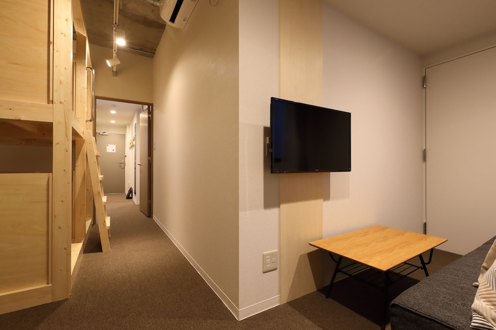 個室 (5名定員 専用バスルーム&トイレ, ミニキッチン付き) 客室1 | GRAND HOSTEL LDK 大阪心斎橋 - ホステル