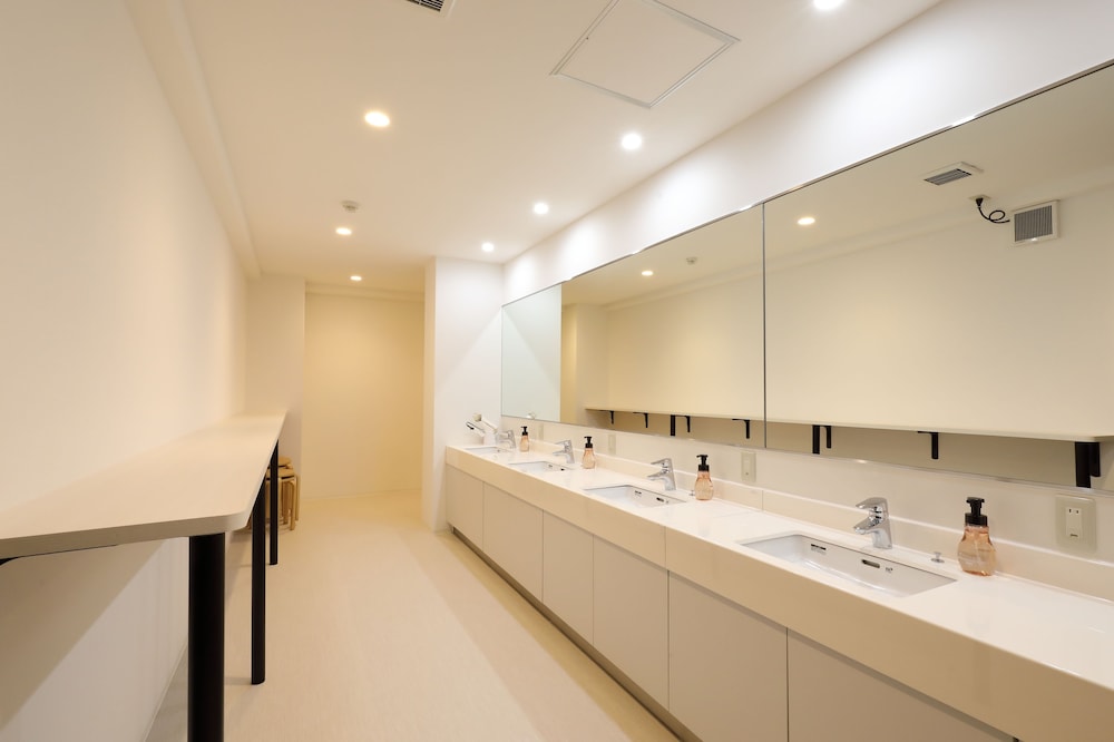 個室 (4名定員 共用バスルーム＆トイレ) バスルームのシンク0 | GRAND HOSTEL LDK 大阪心斎橋 - ホステル