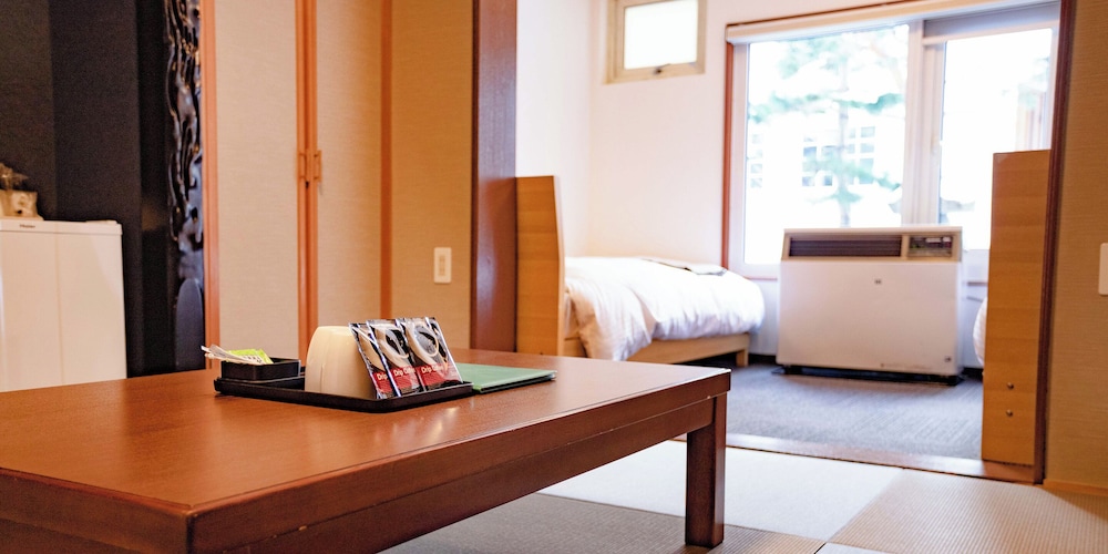 和洋室 客室6 | シャーレ バーラップ フラヌイ