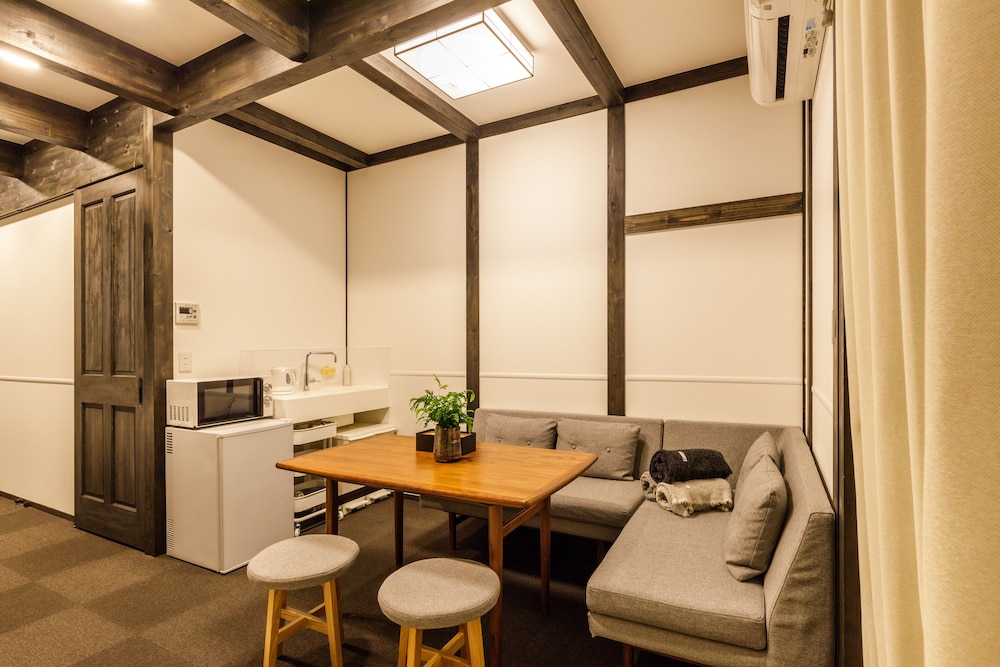デラックス 4 人部屋 禁煙 客室内のダイニングエリア1 | JINYA 富士河口湖