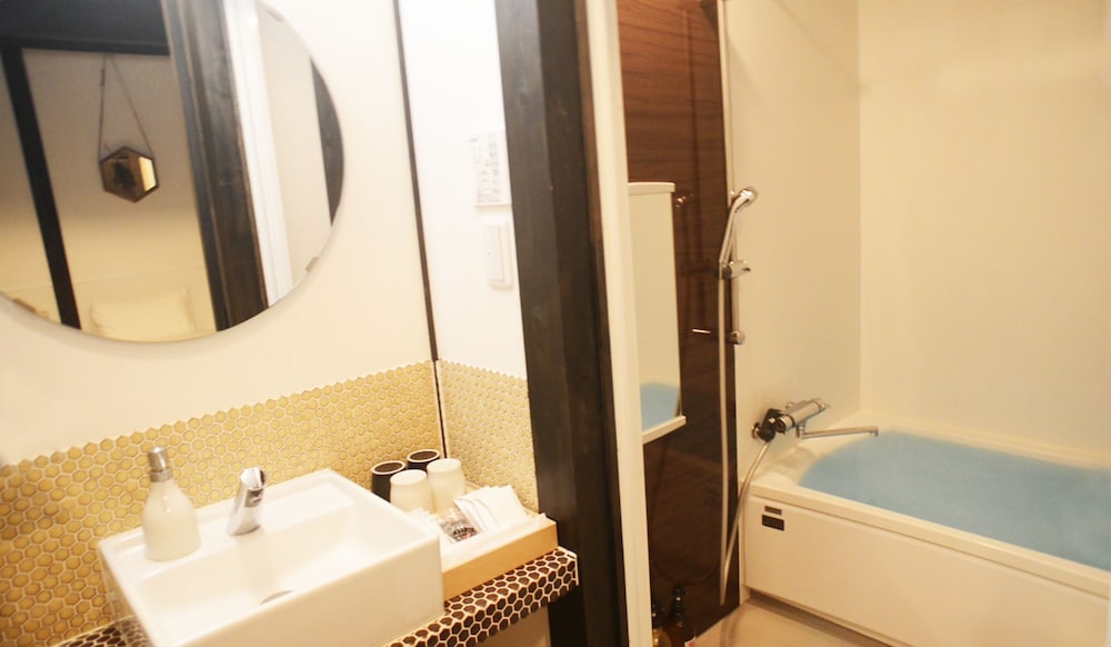 デラックス 4 人部屋 禁煙 バスルーム3 | JINYA 富士河口湖