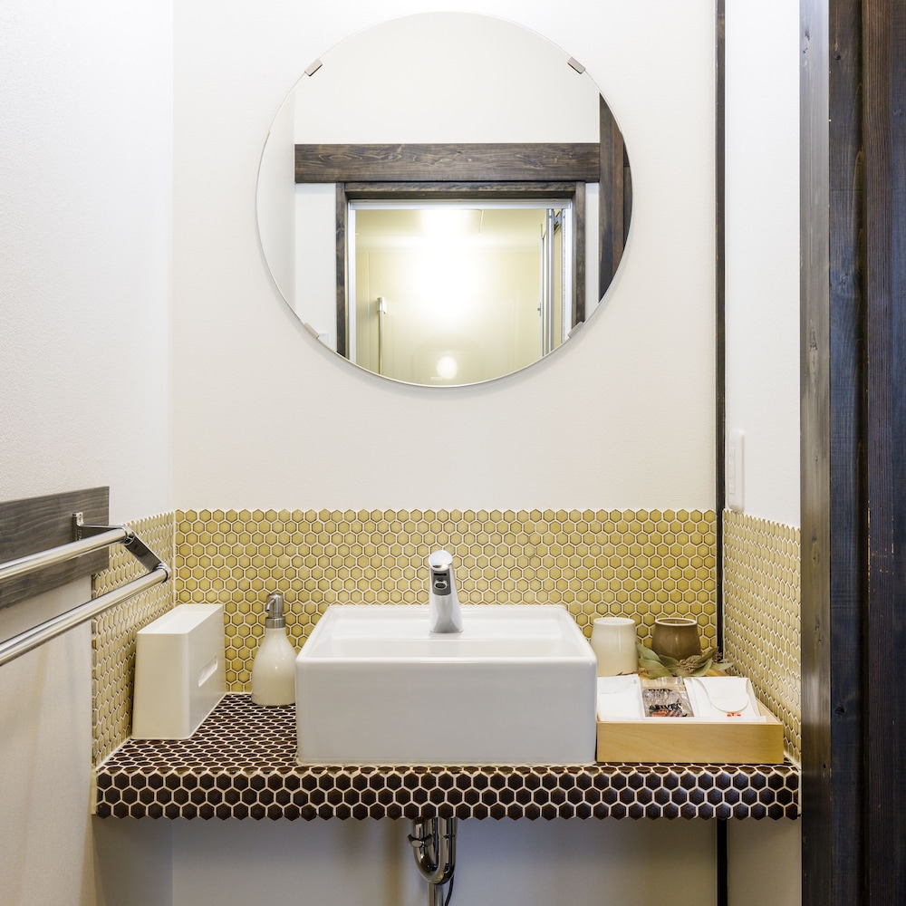 デラックス 4 人部屋 禁煙 バスルームのシンク0 | JINYA 富士河口湖