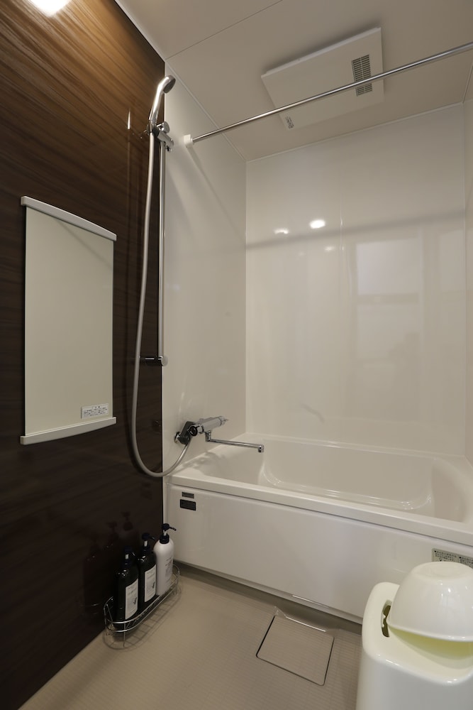 デラックス 4 人部屋 禁煙 バスルーム0 | JINYA 富士河口湖