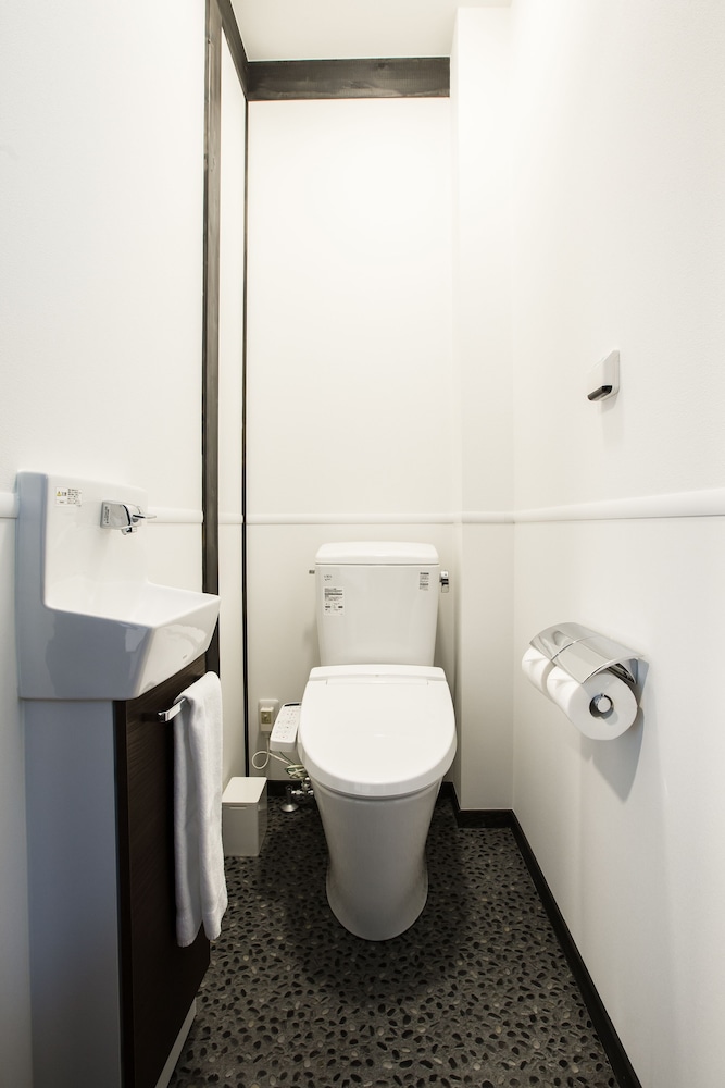 デラックス 4 人部屋 禁煙 バスルーム2 | JINYA 富士河口湖