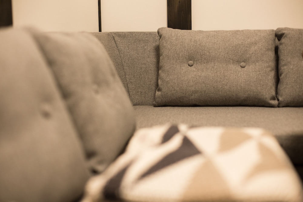 デラックス 4 人部屋 禁煙 リビング エリア1 | JINYA 富士河口湖