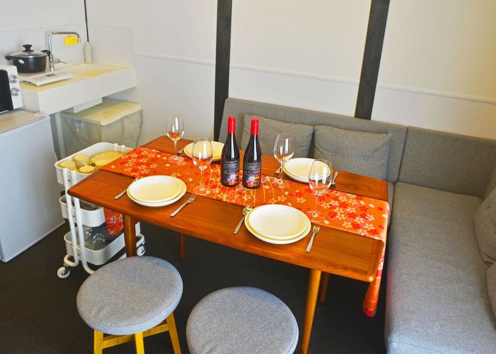 デラックス 4 人部屋 禁煙 客室内のダイニングエリア3 | JINYA 富士河口湖