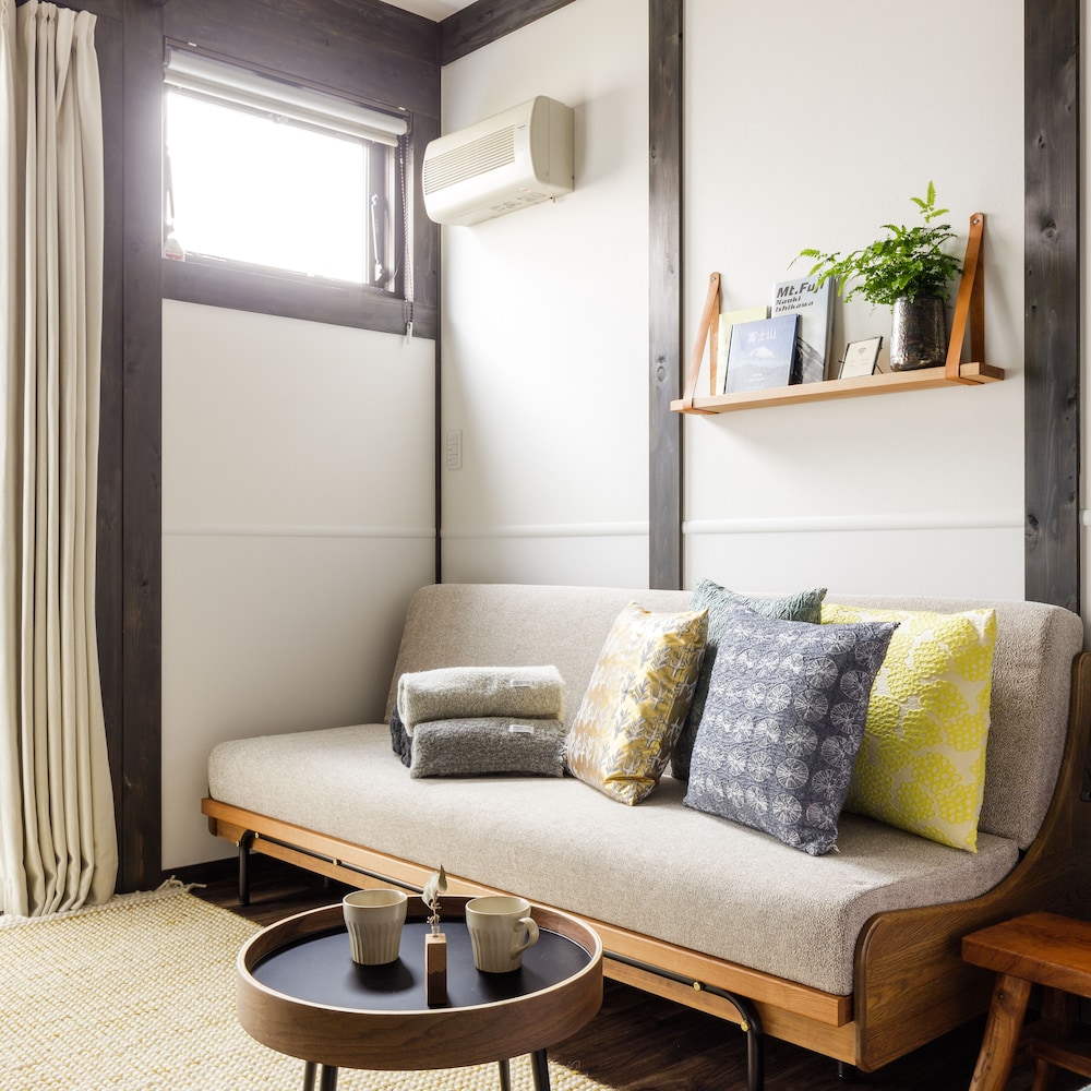 デラックス 4 人部屋 禁煙 リビング エリア0 | JINYA 富士河口湖