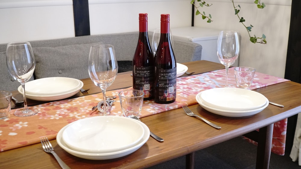 デラックス 4 人部屋 禁煙 客室内のダイニングエリア2 | JINYA 富士河口湖