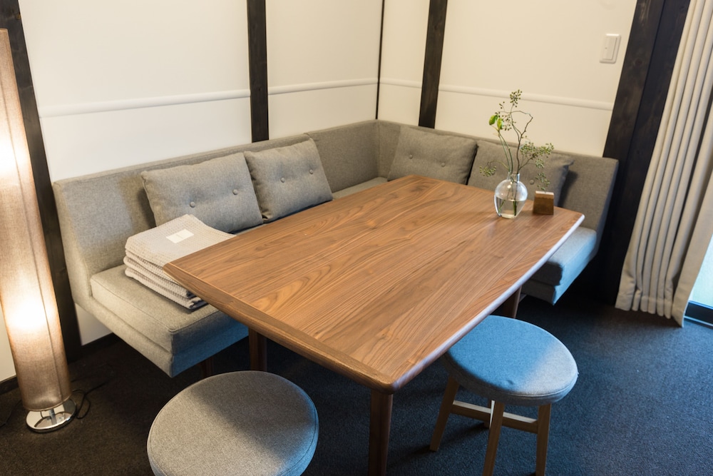 デラックス 4 人部屋 禁煙 客室内のダイニングエリア0 | JINYA 富士河口湖