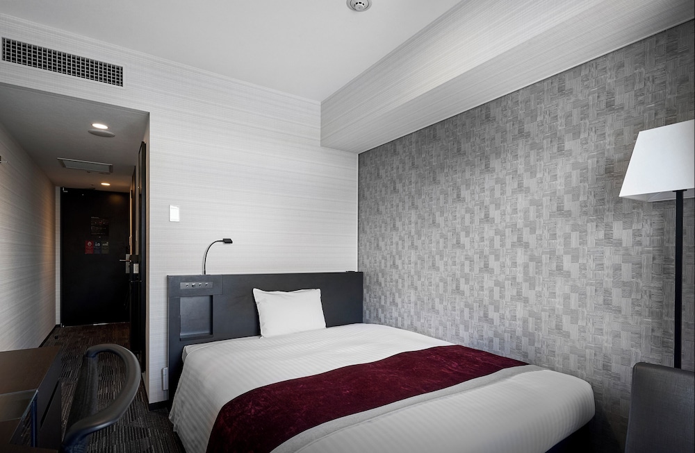 モデレートダブルルーム クイーンベッド 1 台 喫煙可 [広島駅北口より徒歩3分] 客室1 | ダイワロイネットホテル広島駅前