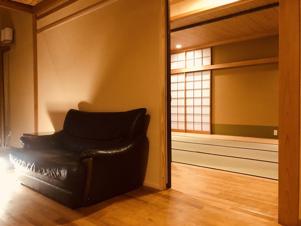 デラックス 4 人部屋 リビング エリア0 | 瀧澤禅寺