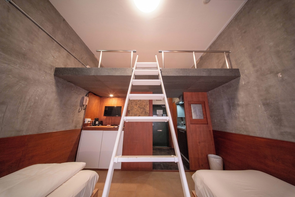 ベーシック ダブルまたはツインルーム ベッド (複数台) 禁煙 客室21 | プラスワン藤崎