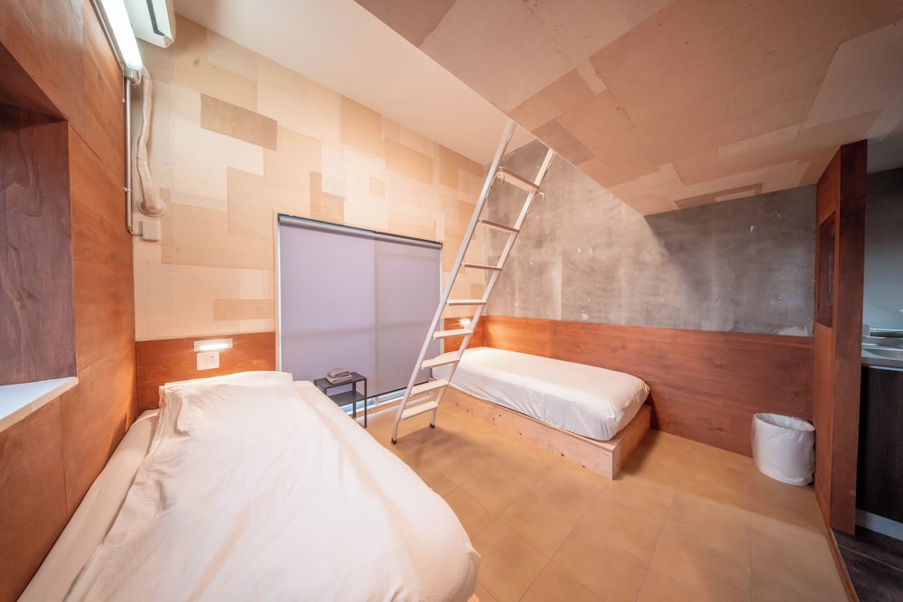 ベーシック ダブルまたはツインルーム ベッド (複数台) 禁煙 客室20 | プラスワン藤崎