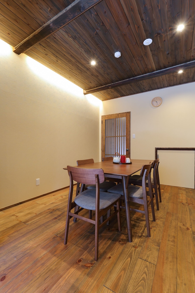 ヴィラ 客室内のダイニングエリア1 | 金沢の宿 池田屋