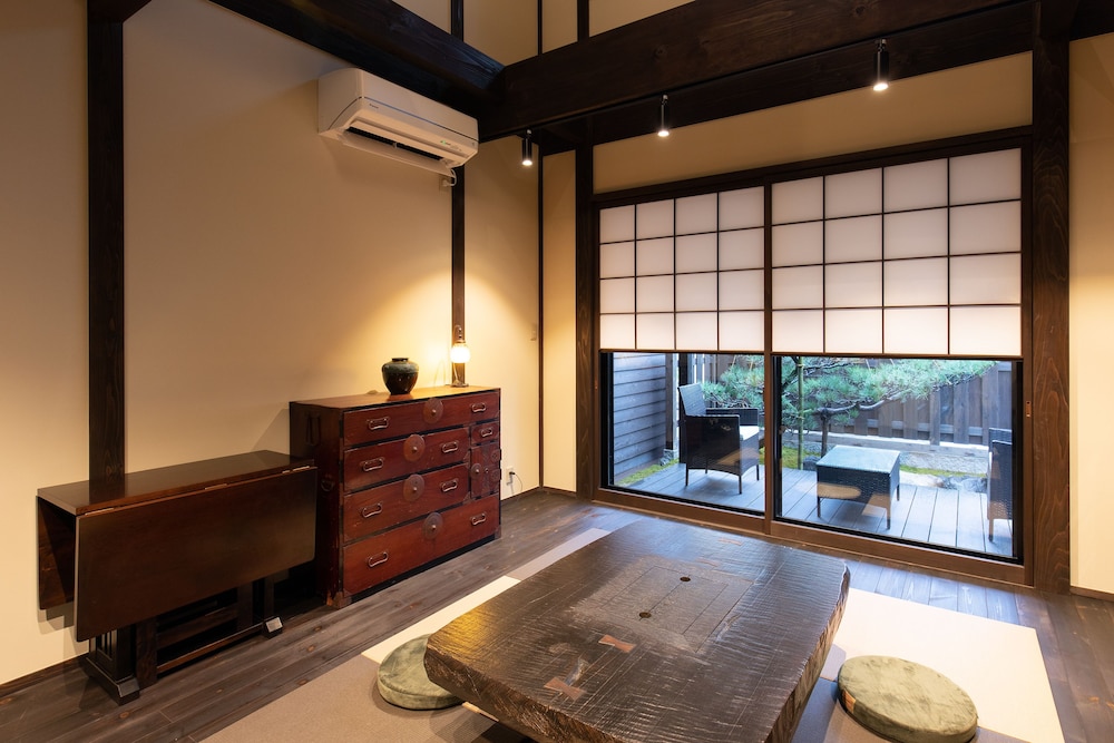 デラックス ヴィラ リビングルーム4 | ざいもく庵