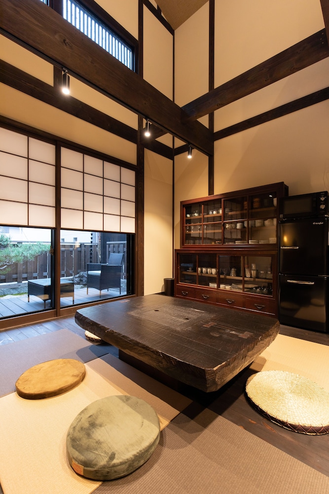 デラックス ヴィラ リビングルーム8 | ざいもく庵