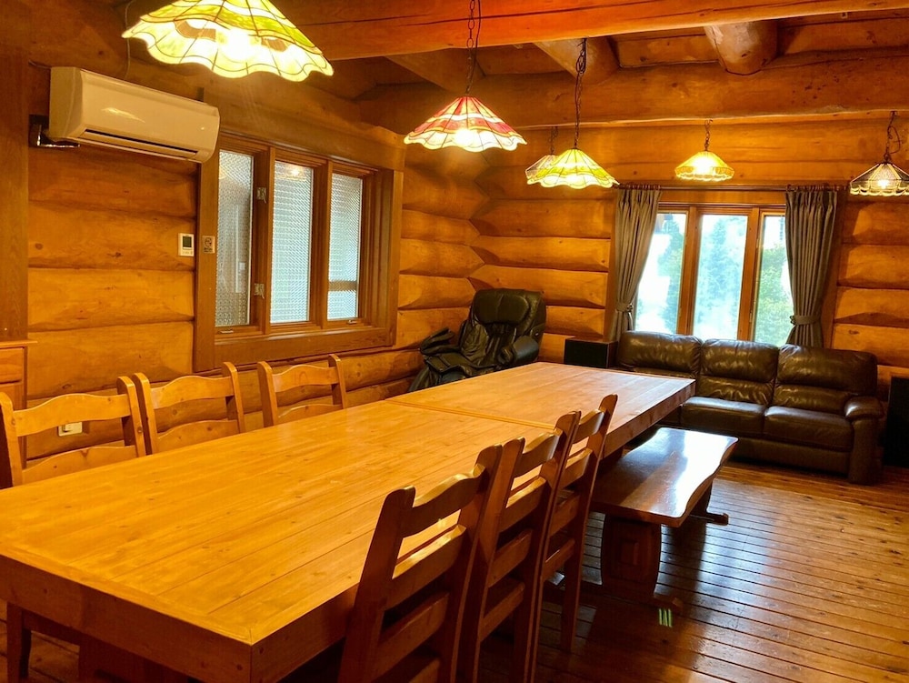 ピーターパン 大人14名用 客室内のダイニングエリア2 | 岡山ひるぜん貸別荘 ピーターパン