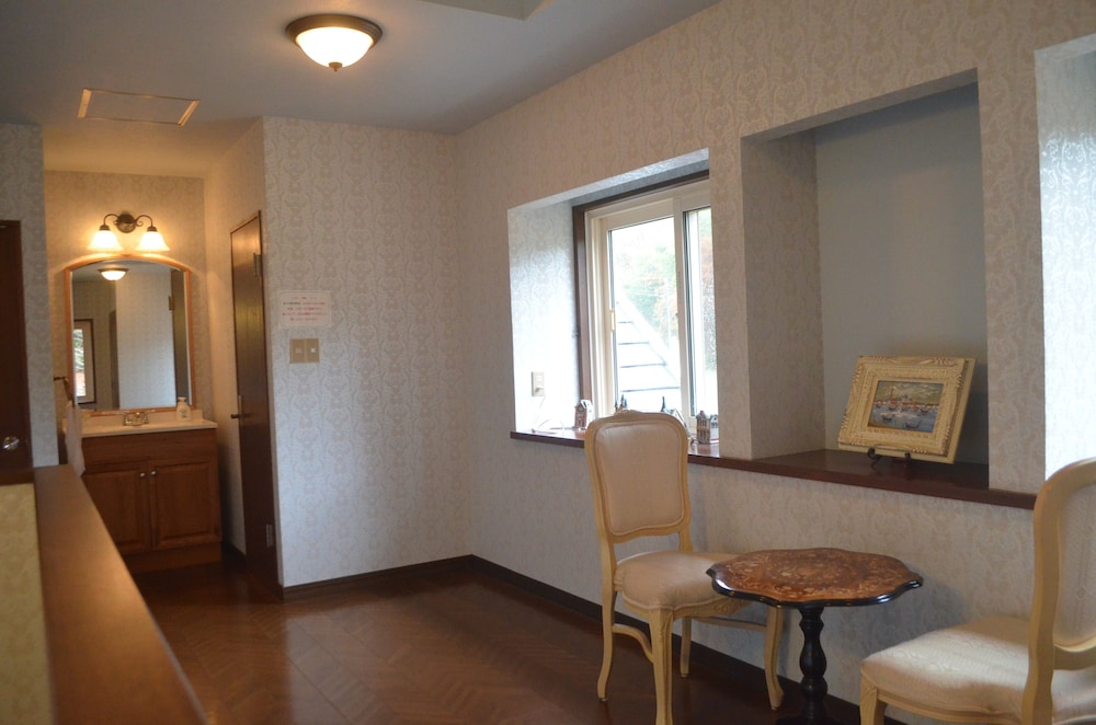 ネイビー 大人8名用 リビング エリア0 | 岡山ひるぜん貸別荘 ピーターパン