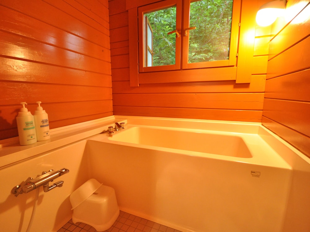 ホワイト 大人4名用 バスルーム0 | 岡山ひるぜん貸別荘 ピーターパン