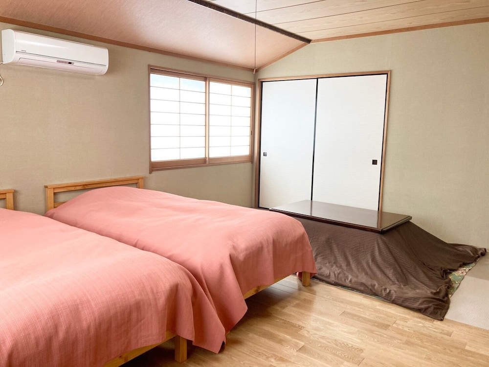 ネイビー 大人8名用 客室1 | 岡山ひるぜん貸別荘 ピーターパン